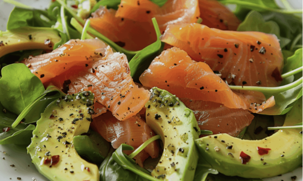 Assiette de saumon fumé et avocat