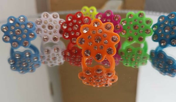 Bagues en résine multicolore strass