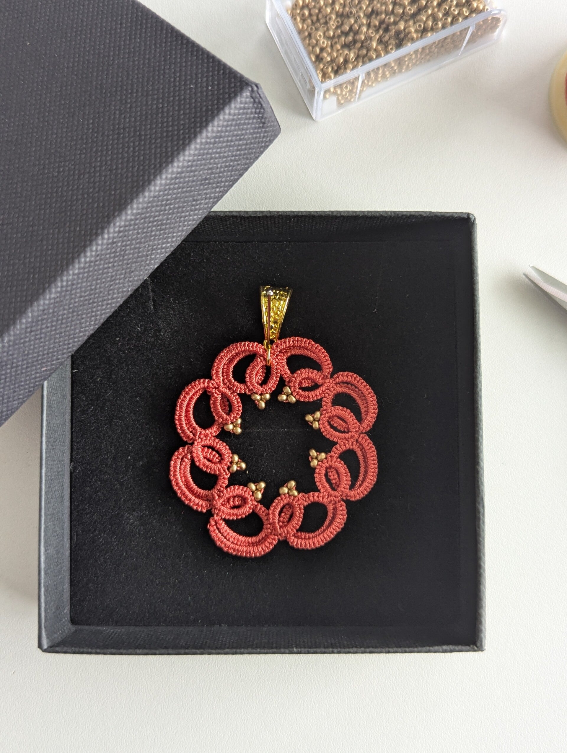Pendentif Pivoine en dentelle