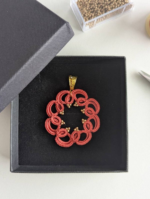 Pendentif Pivoine en dentelle