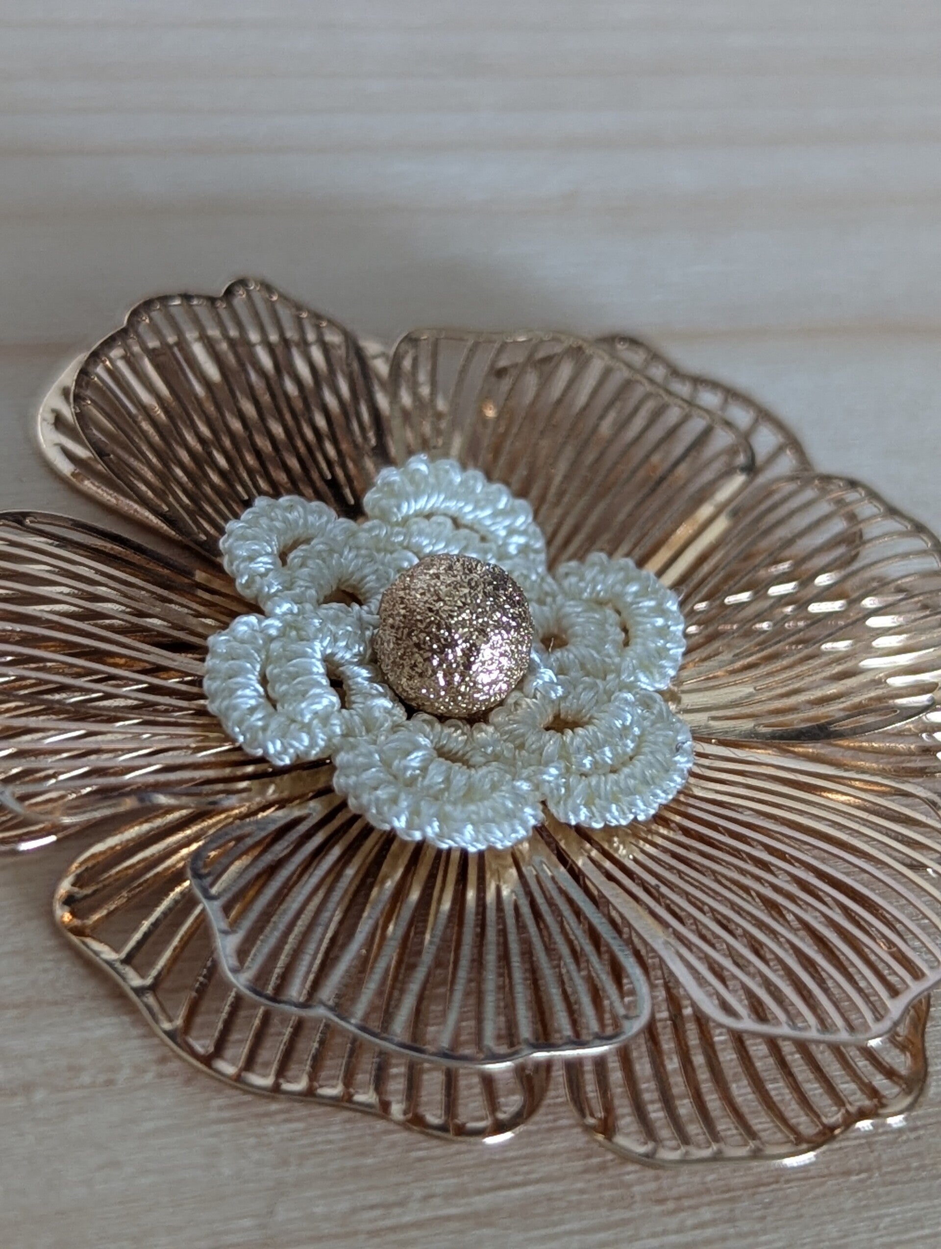 Pendentif "Pensée" dentelle