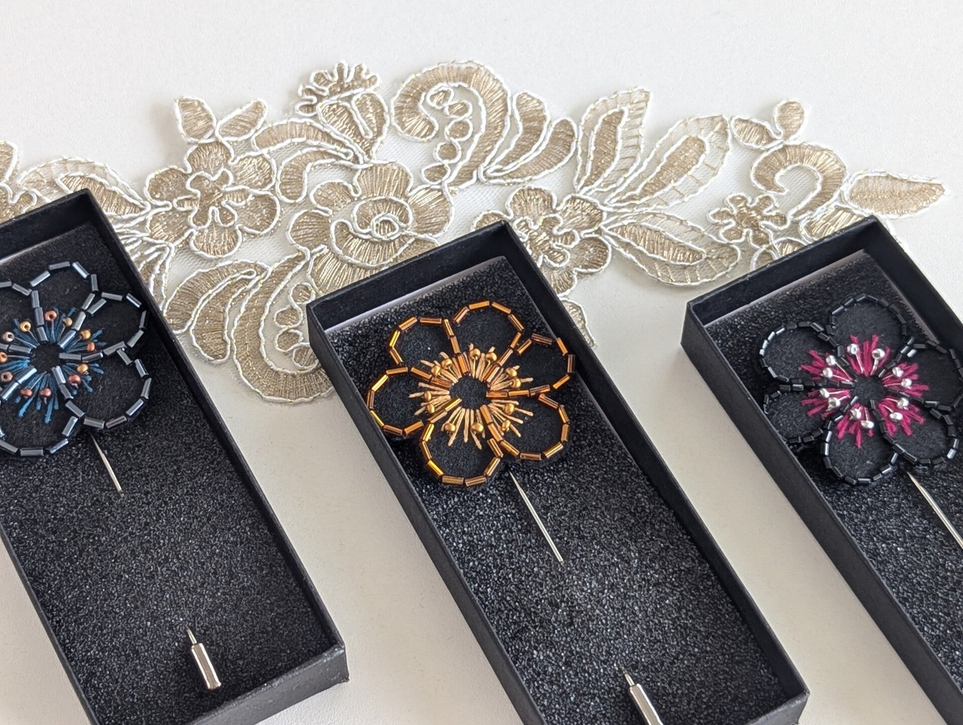 Broches fleuries en broderie perlée à l'aiguille