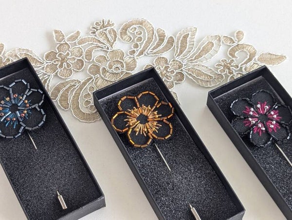 Broches fleuries en broderie perlée à l'aiguille
