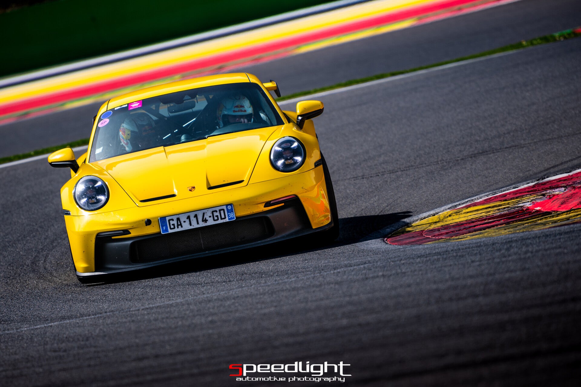 Aston Martin Vantage GT3 du team E2P Racing remontant le trafic - Michelin 12h de Spa 2025.