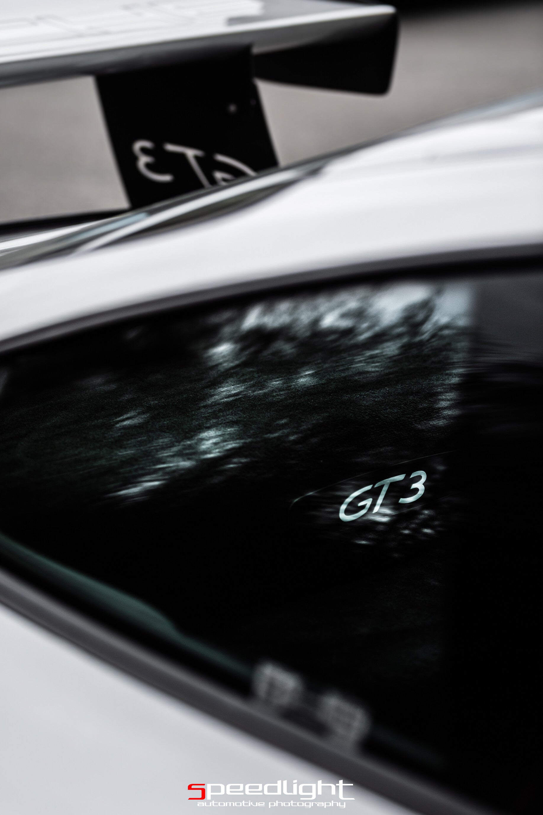 Porsche 911 GT3 R EVO 2026 dépassant le trafic - Michelin 12h de Spa 2025.