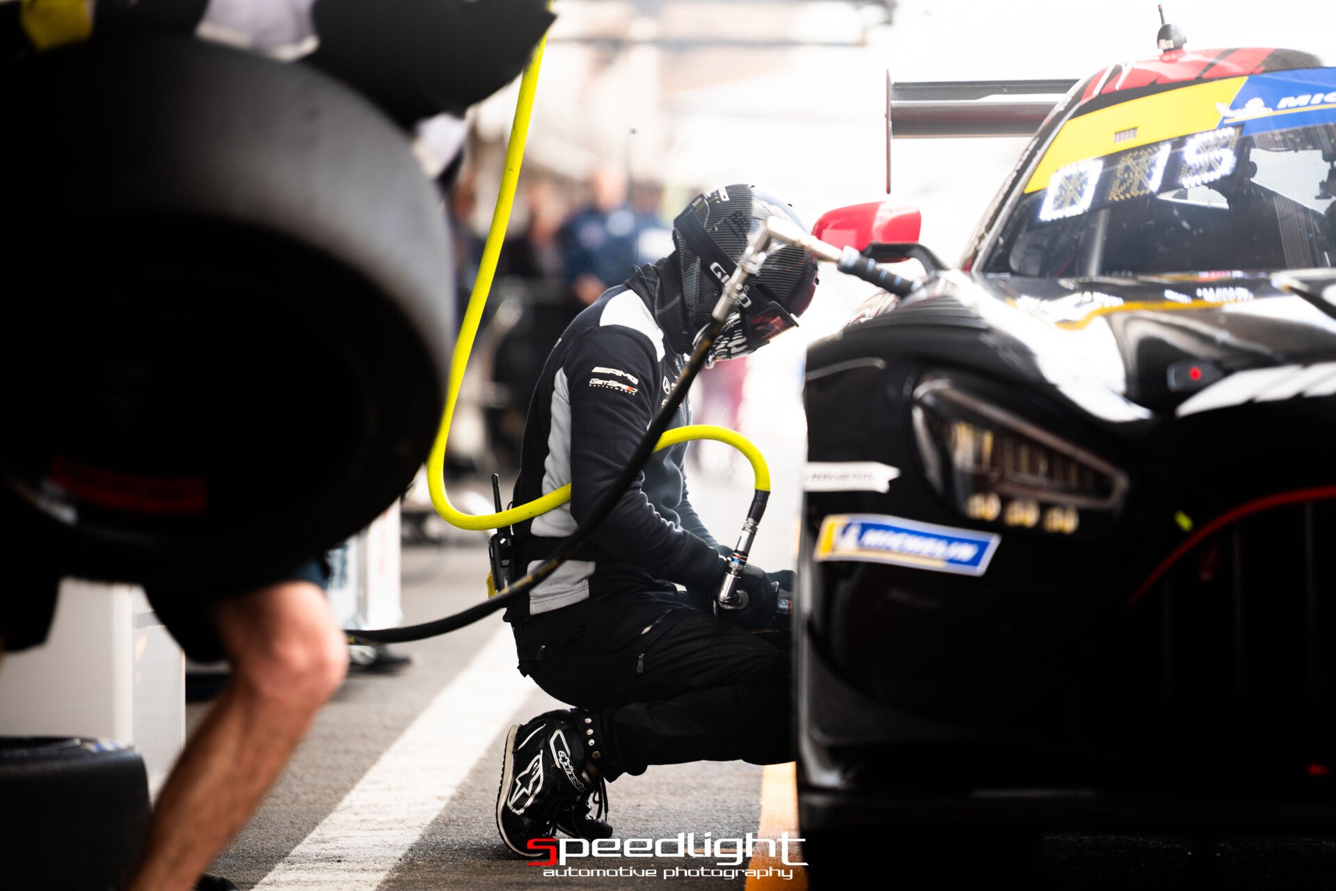 Aston Martin Vantage GT3 Fonçant vers le virage de l'eau rouge - Michelin 12h de Spa 2025.