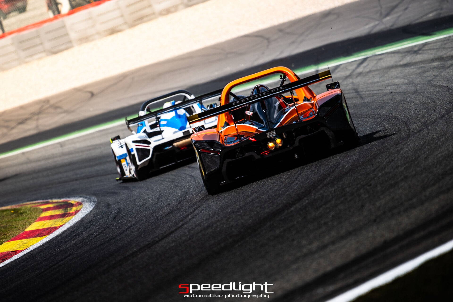 Portrait de pilote en noir et blanc, concentration et contrastes - Michelin 12h de Spa 2025.