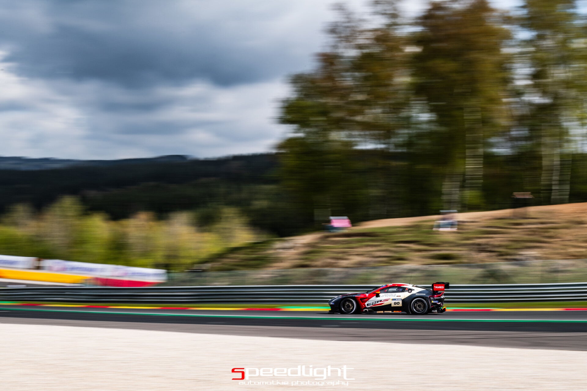 Porsche 911 GT3 R EVO 2026 dépassant le trafic - Michelin 12h de Spa 2025.