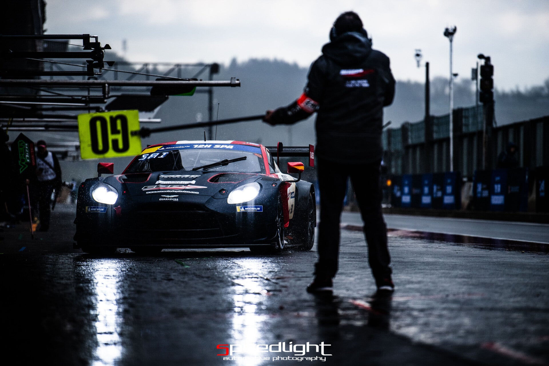 Une Caterham dans le box, prête à prendre la piste - Michelin 12H de Spa 2025.