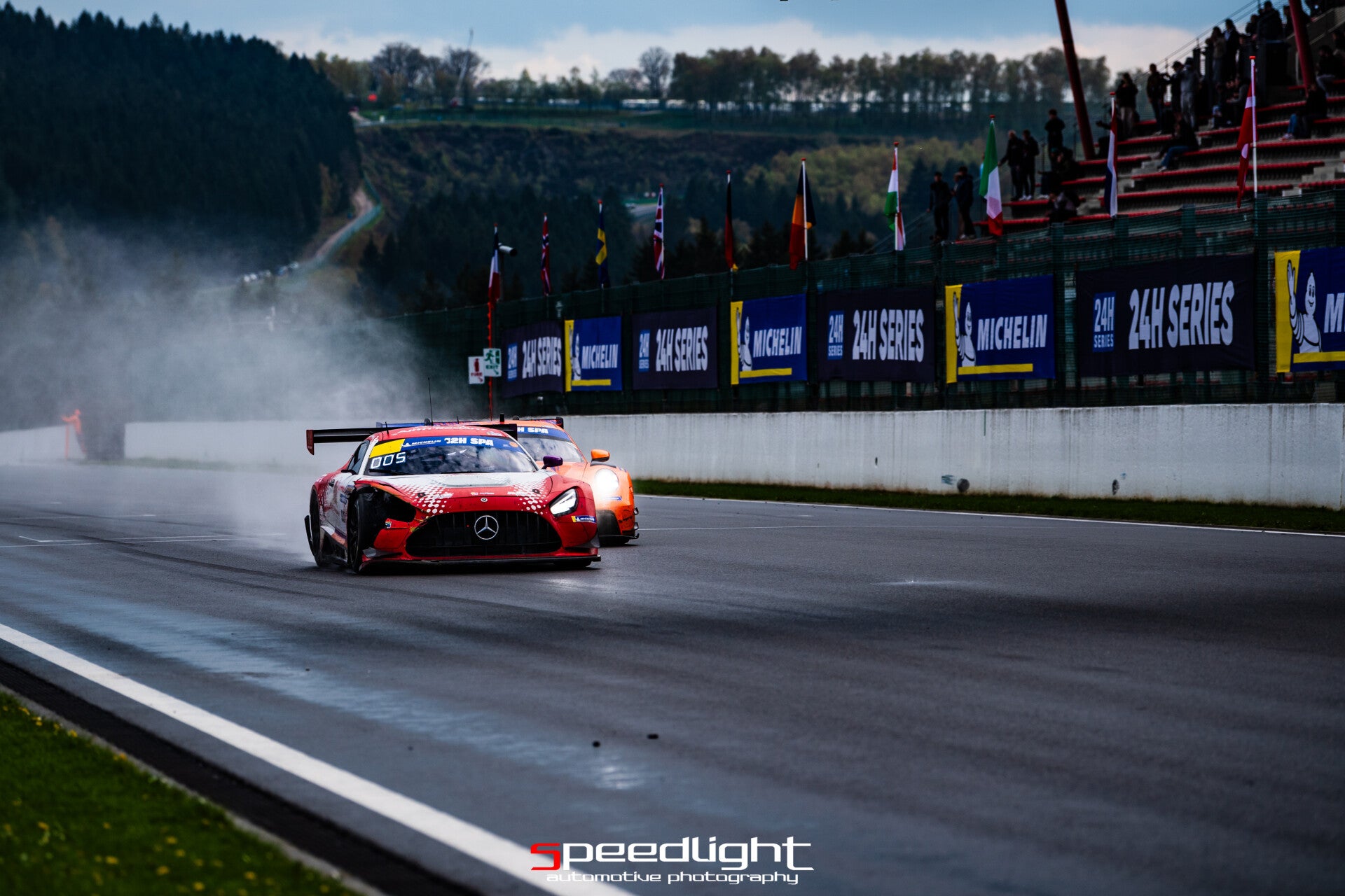 Aston Martin Vantage GT3 du team E2P Racing remontant le trafic - Michelin 12h de Spa 2025.