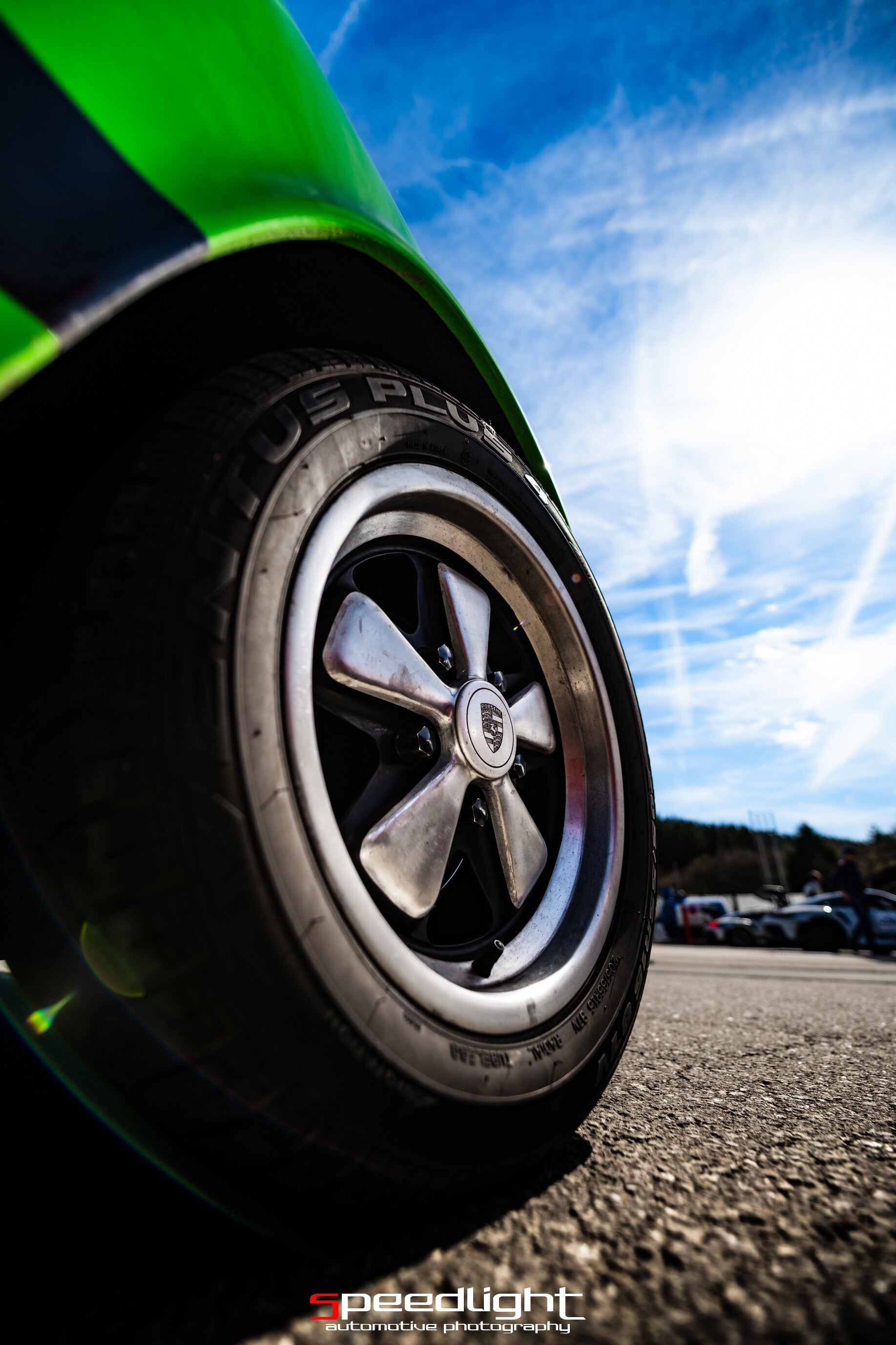 Face avant d'une Caterham 310R au ras du sol sous le soleil -  Michelin 12h de Spa 2025.