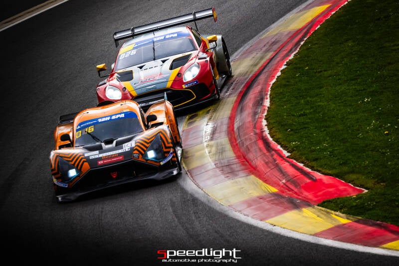 Aston Martin Vantage GT3 du team E2P Racing remontant le trafic - Michelin 12h de Spa 2025.