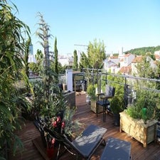 une-terrasse-discrete-installee-sur-les-toits-d-un-immeuble_6010880-1-standard.jpg