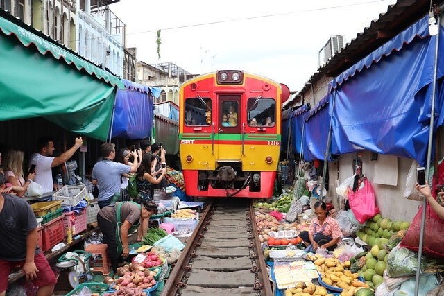Tour económico a los mercados con viaje en tren incluido