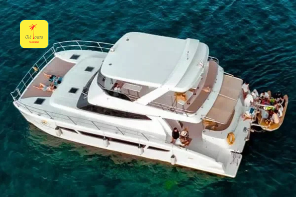 Barco privado en Koh Samui ideal para recorrer islas cercanas con total comodidad y privacidad.