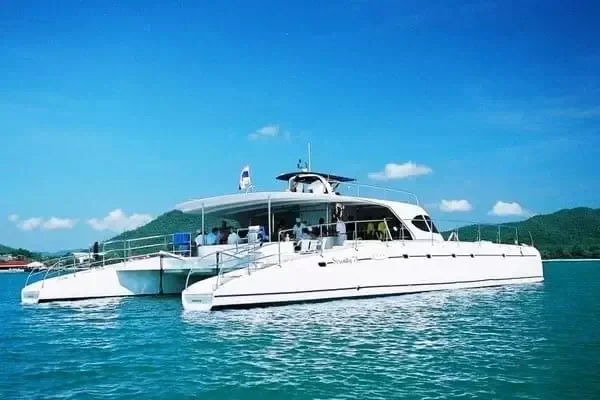 Alquiler de barco con capitán en Koh Samui para descubrir islas a tu ritmo.