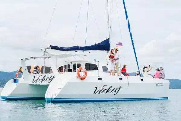 Barco privado en Koh Samui con espacio amplio y navegación estable.