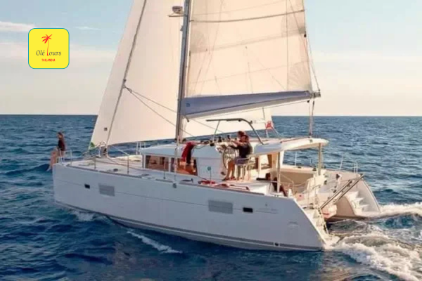 Barco privado en Koh Samui ideal para recorrer islas cercanas con total comodidad y privacidad.