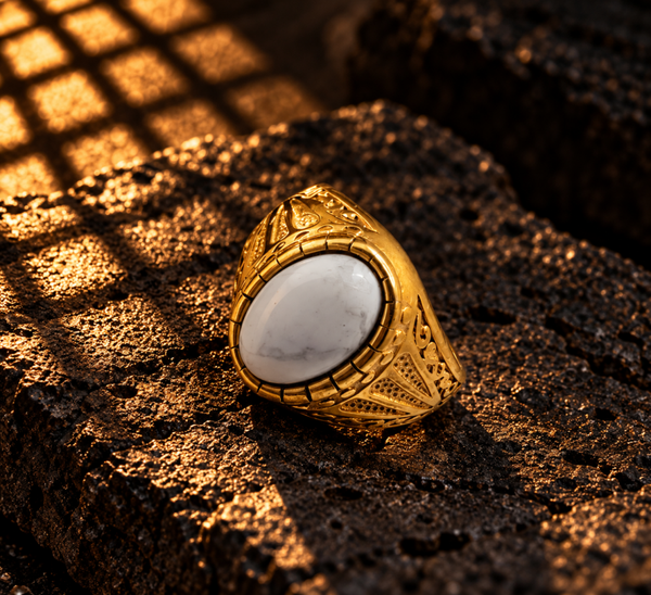 Anillo masculino con piedra blanca y montura ornamental