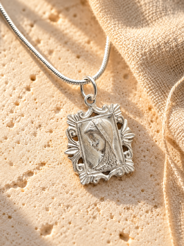 Medalla rectangular con Virgen y marco ornamental en plata de ley