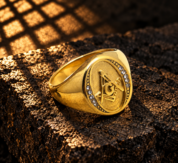 Anillo masónico con escuadra compás y circonitas