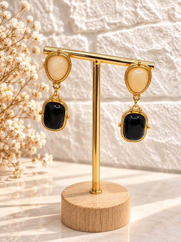 Pendientes colgantes con piedras negra y beige en acero quirúrgico chapado en oro