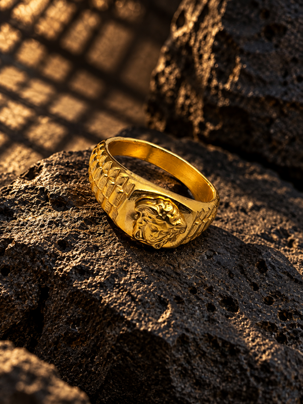 Anillo Medusa para hombre en acero quirúrgico chapado en oro
