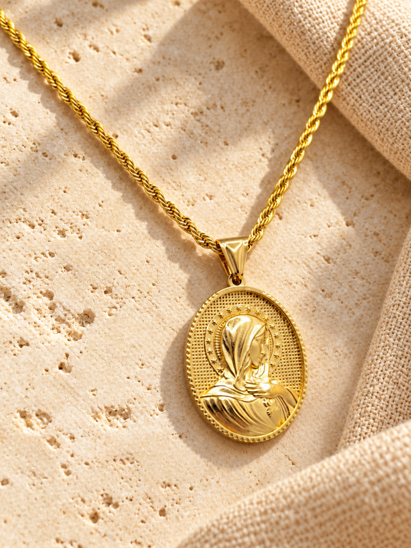Medalla ovalada de la Virgen María en acero quirúrgico chapado en oro