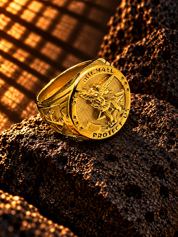 Anillo San Miguel Arcángel para hombre en acero quirúrgico chapado en oro