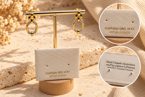 Pendientes ovalados con circonitas y chapado en oro de 18 kt
