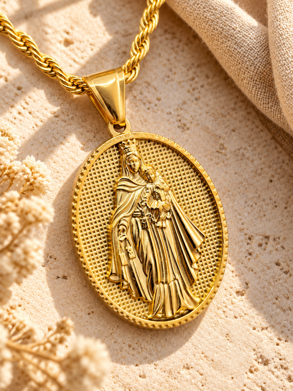 Collar con medallón ovalado de la Virgen del Carmen