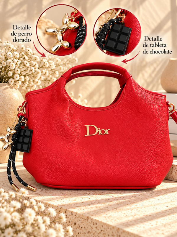 Bolso rojo de mano con bandolera y adornos decorativos