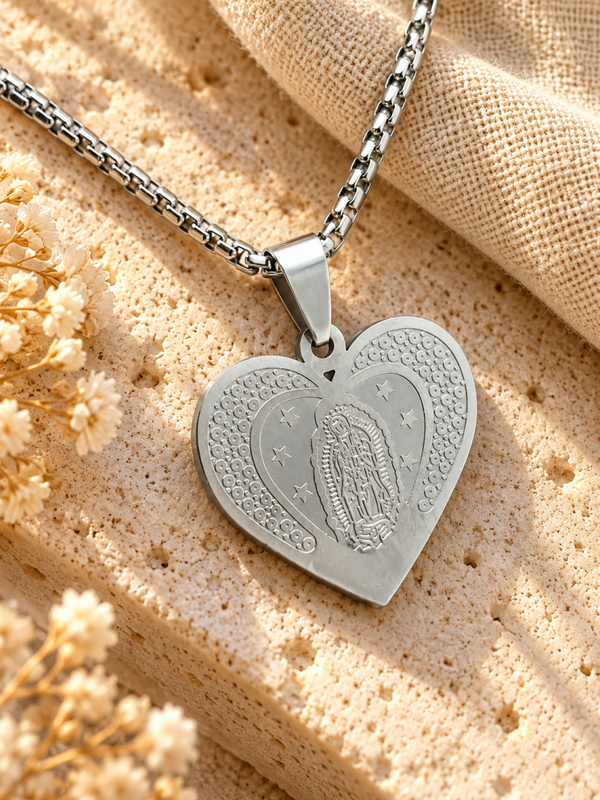 Collar con medallón de corazón y Virgen de Guadalupe en acero quirúrgico