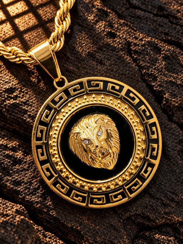 Collar con medallón de león en relieve y greca griega negra