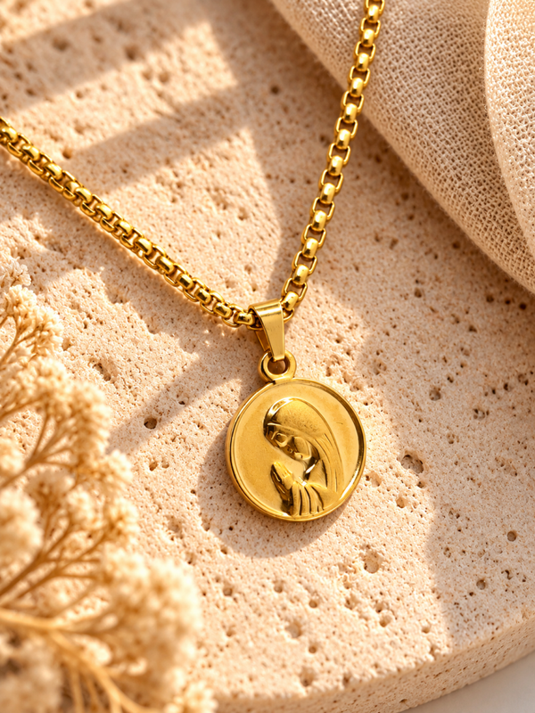 Collar religioso con medallita de la Virgen niña chapado en oro