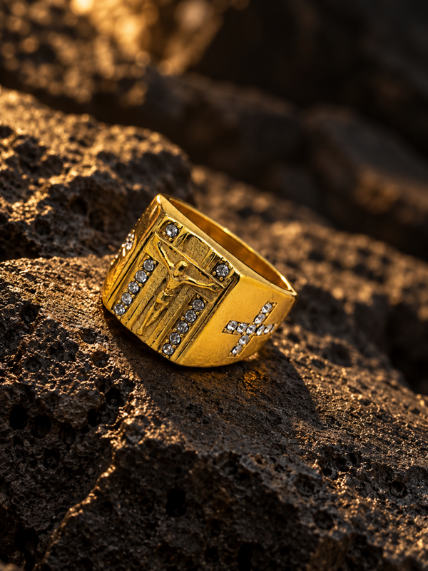 Anillo de cruz con Jesucristo y circonitas en acero quirúrgico chapado en oro