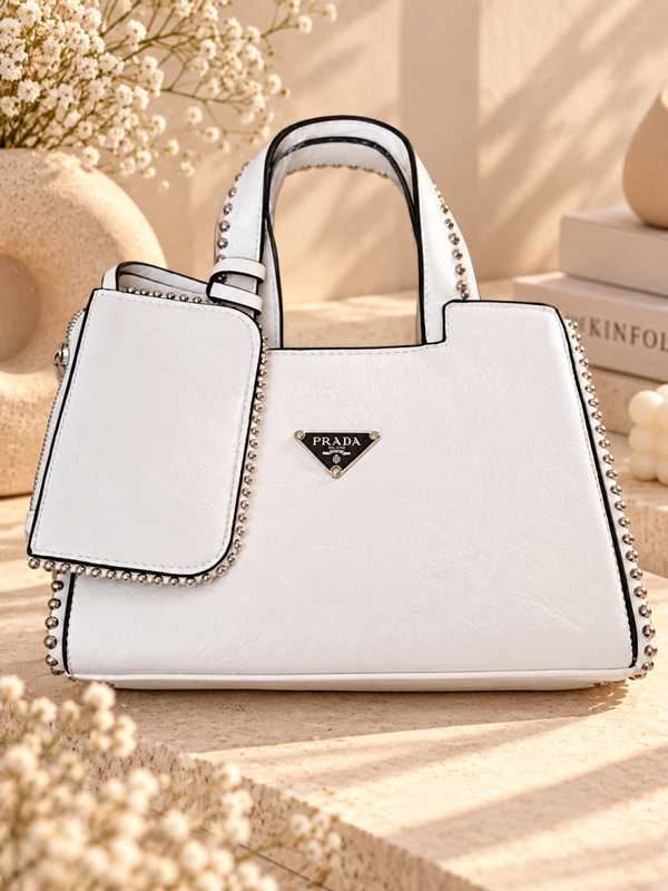Bolso de mano blanco con detalles metálicos y neceser a juego