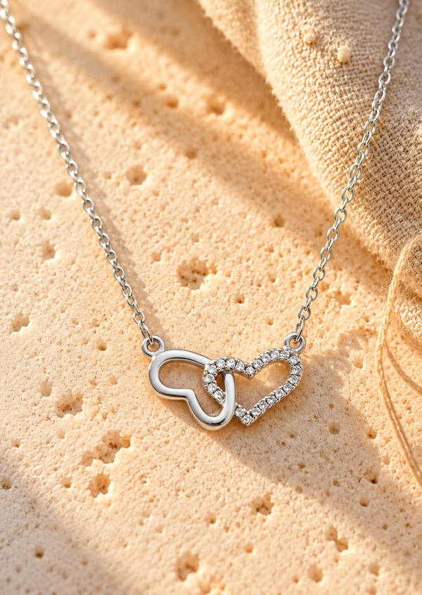 Collar de corazones entrelazados con circonitas en plata de ley