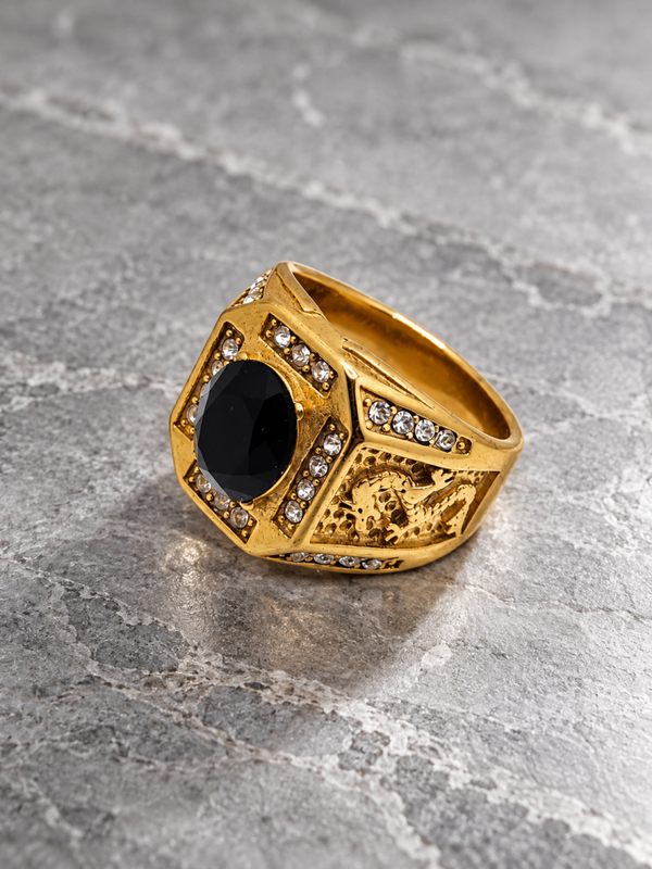 Anillo Masculino Dorado con Piedra Negra y Circonitas