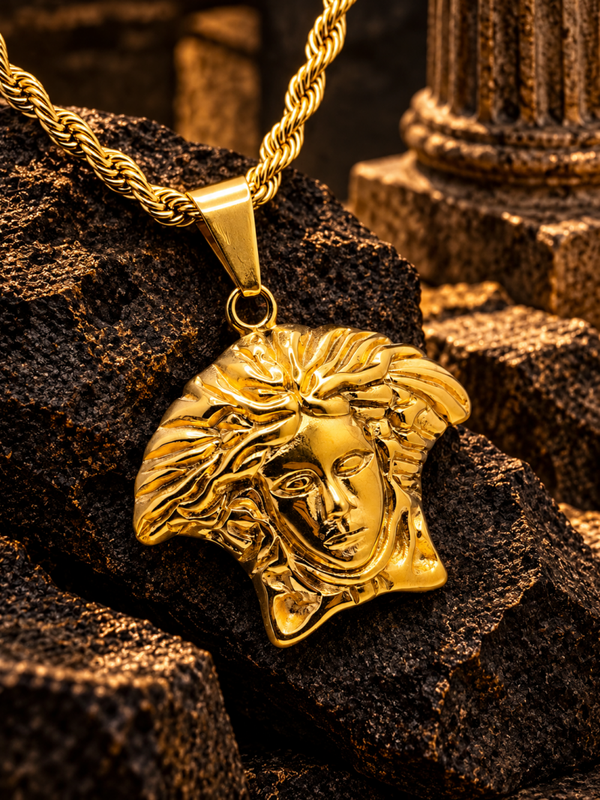 Colgante Cabeza de Medusa Chapado en Oro con Cadena Trenzada