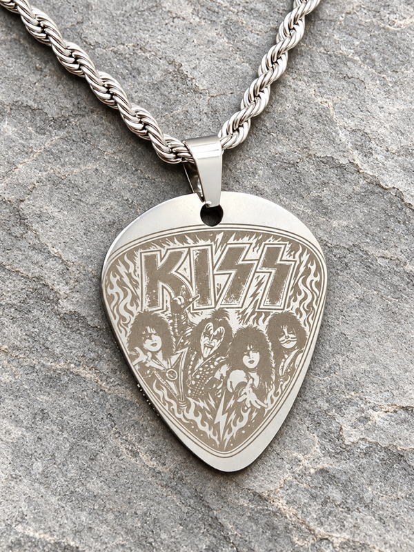 Colgante Púa de Guitarra KISS Plateado con Diseño Rockero