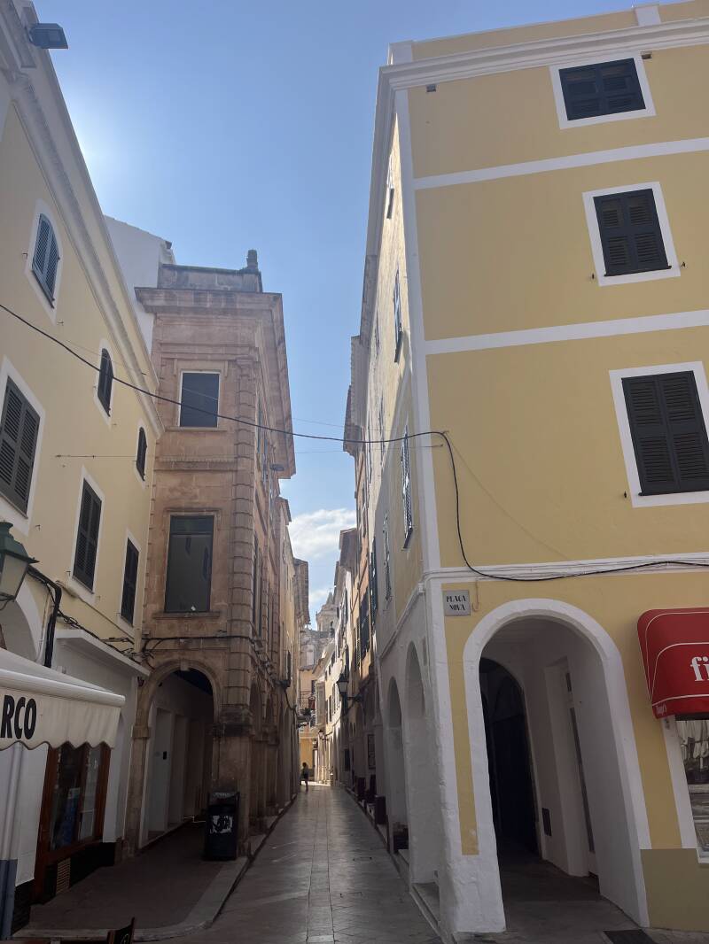 Arcades blanches de la rue Ses Voltes à Ciutadella de Menorca