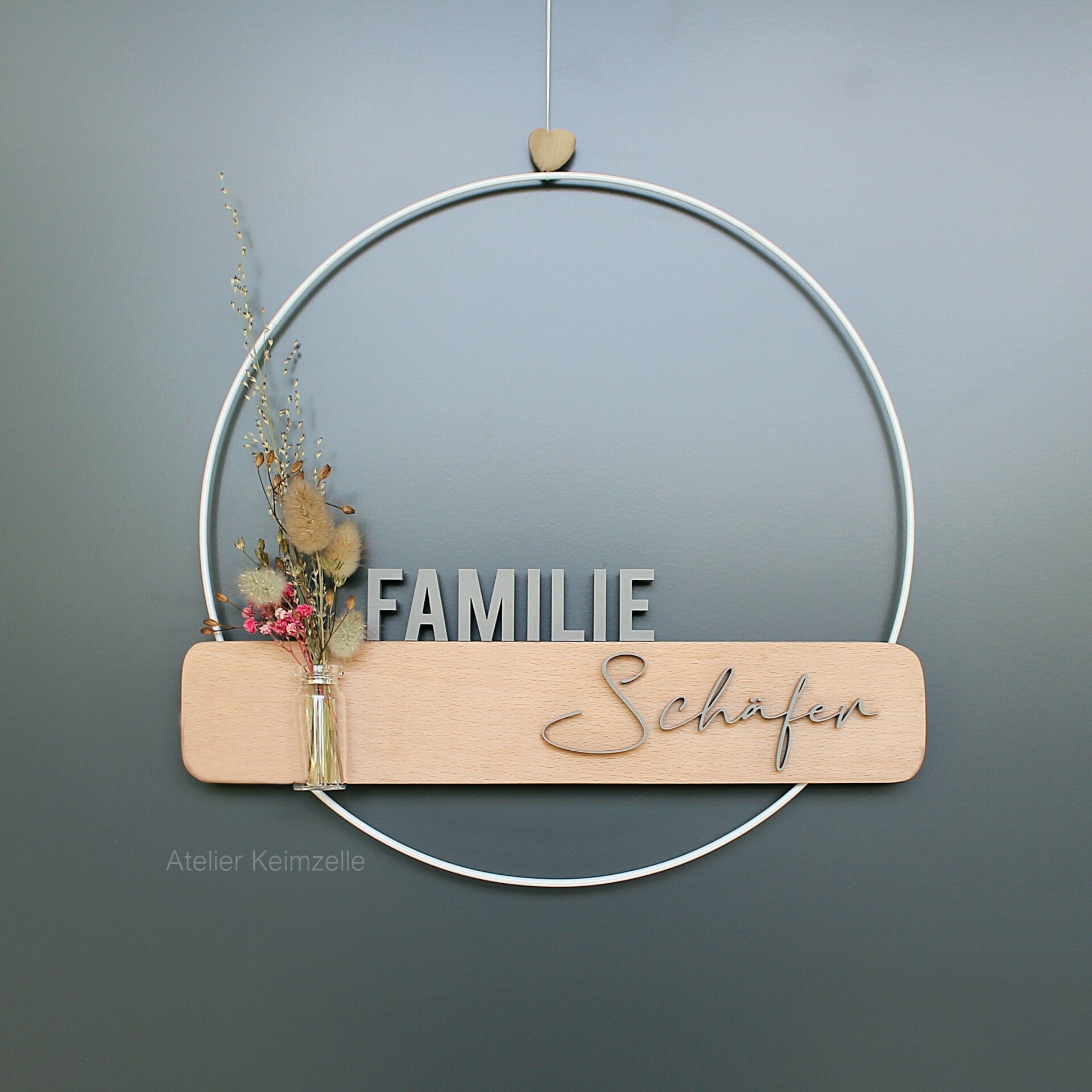 Personalisierter Türkranz, Familie und Name, PLA Grau, Buchenholz, Ø30cm