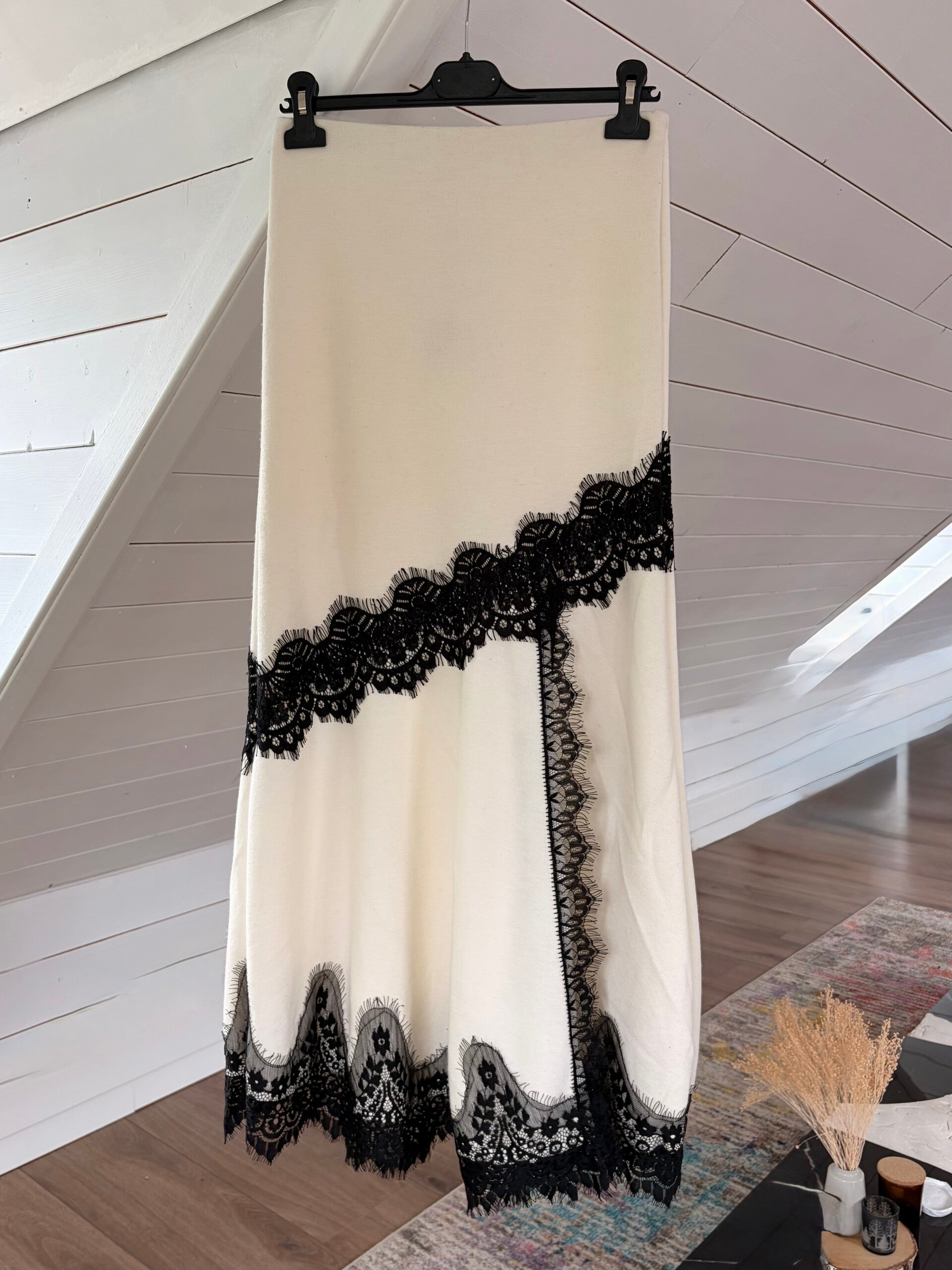 Claire lace skirt