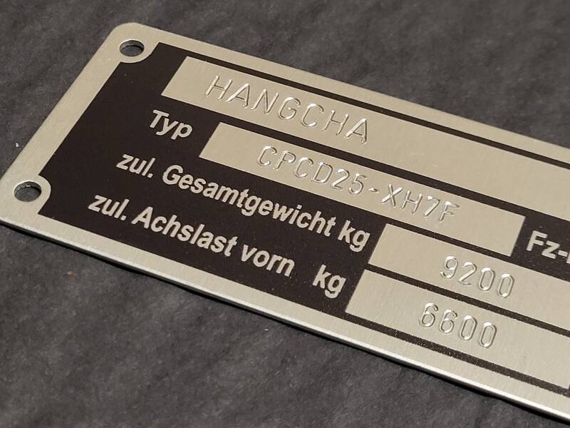 Diamantgravur auf Typenschild