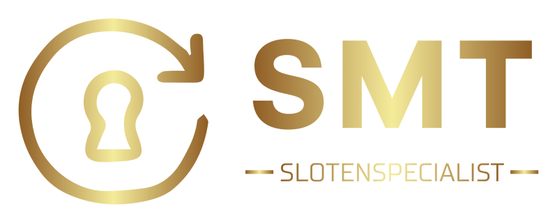 Het logo van slotenmaker Tom. Gouden letters op een zwarte achtergrond. Als onderschrift staat er slotenspecdialist.