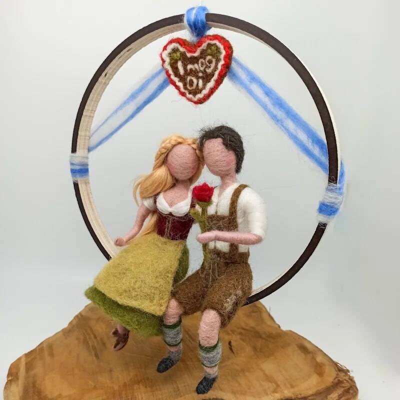 Filzmobile mit bairischem Liebespaar