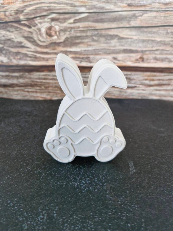 Osterhase im Ei