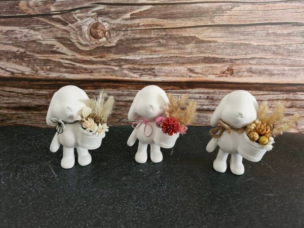 Osterhase mit Blumenkorb