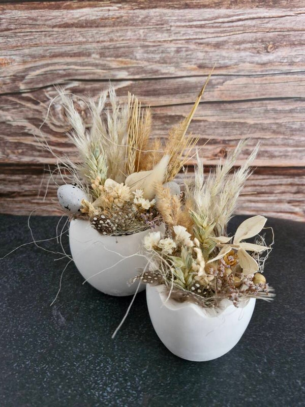 Ei mit Trockenblumen